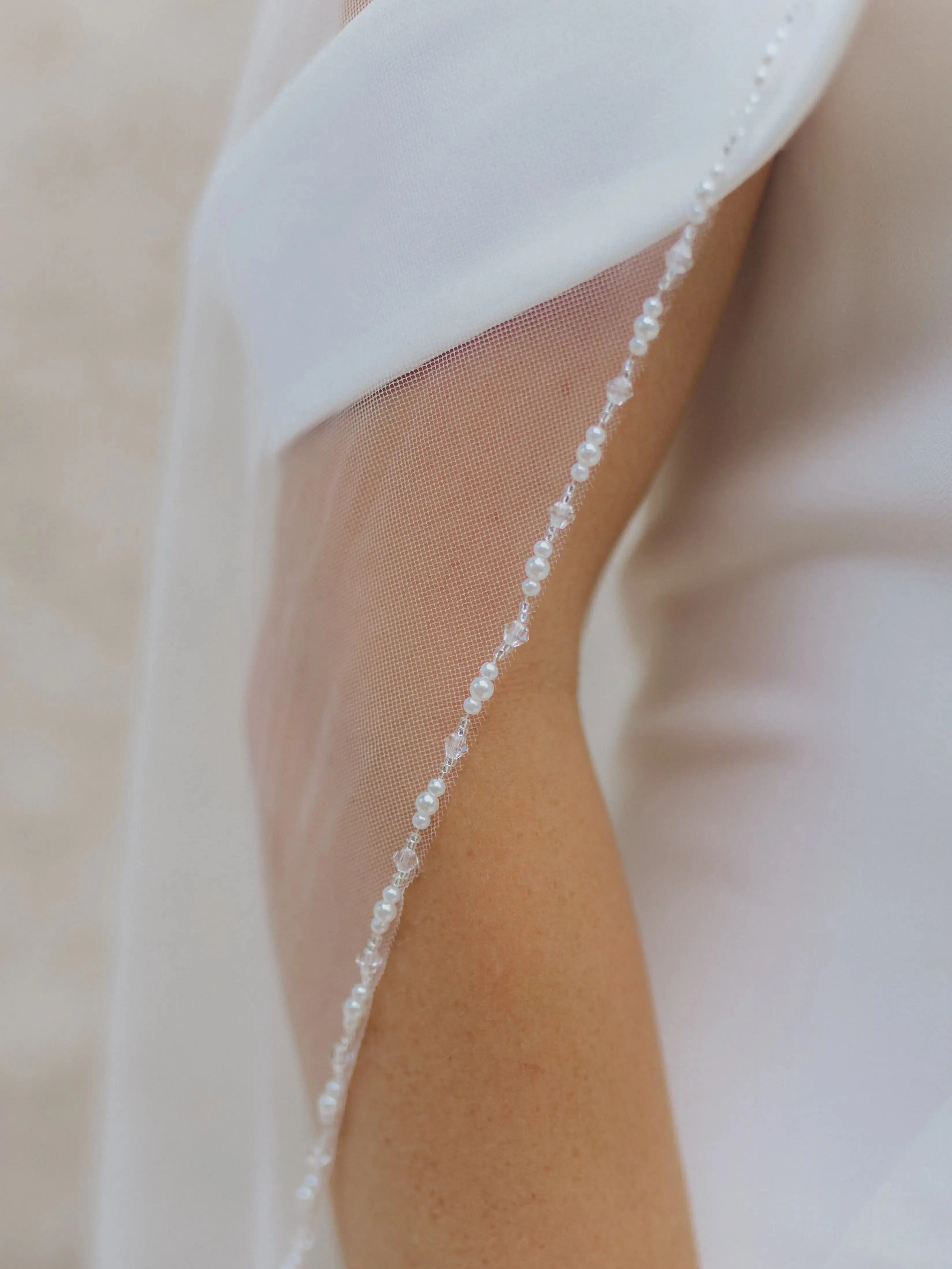 V107 Bridal Veil Crystal Beaded 1 Tier Fingertip Length Wedding Veil with Trim Edge Bridal Hair Accessorry Soft Tulle with Comb