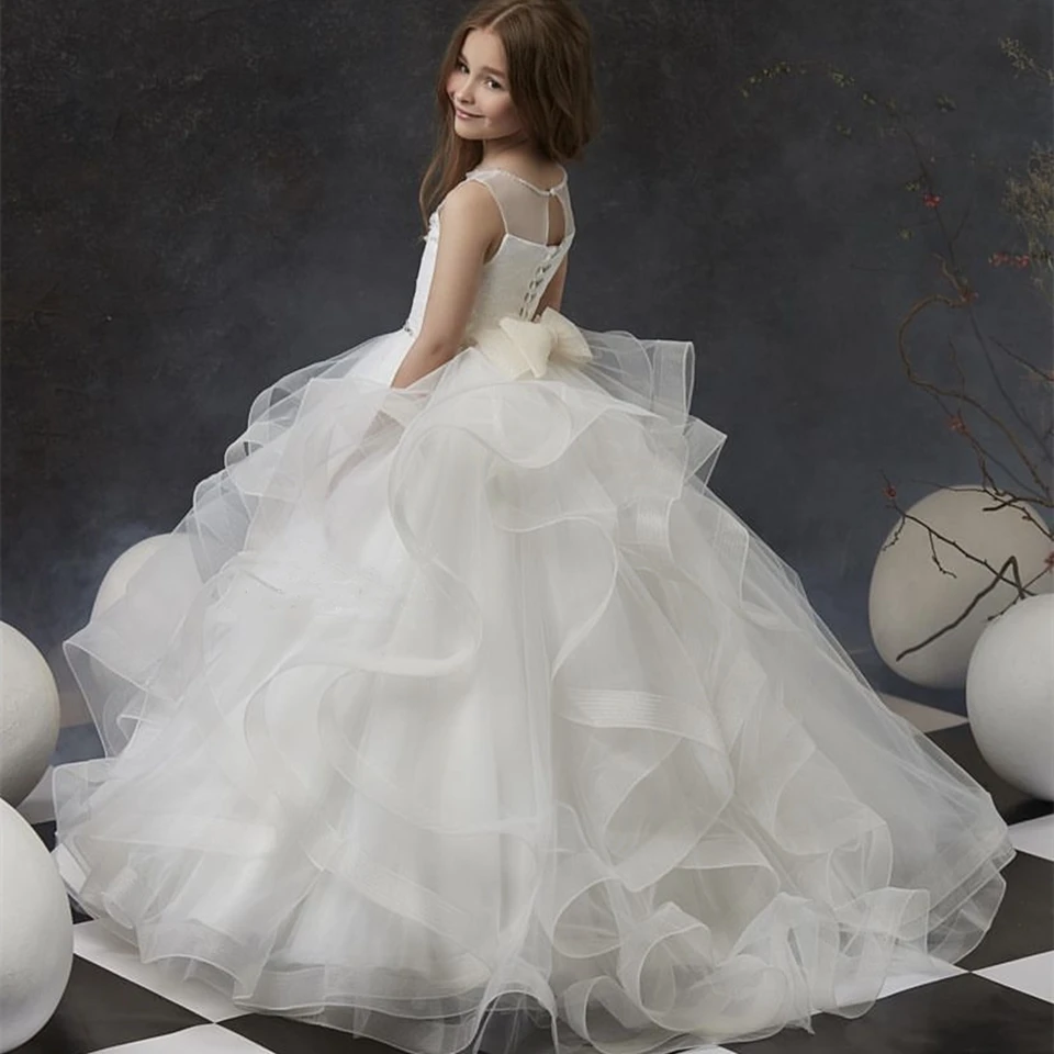 Maßgeschneiderte elegante weiße Rüschen-Blumenmädchenkleider für die Hochzeit 2026, ärmellose, glitzernde, perlenbesetzte Prinzessinnen-Erstkommunionkleider – Detail 5