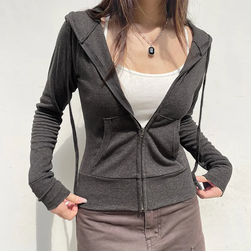 Frühlings- und Herbstmode im neuen amerikanischen Street-Style: einfarbige, gerippte Kapuzenjacke mit Reißverschlusstaschen und Patchwork-Design, vielseitige Freizeitjacke. – Detail 1