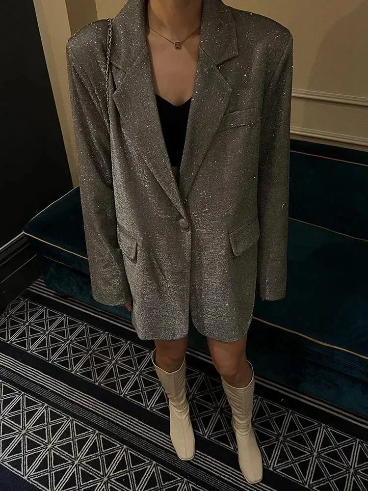 Рисунок 2 - Блестящий костюм с лацканами и блестками