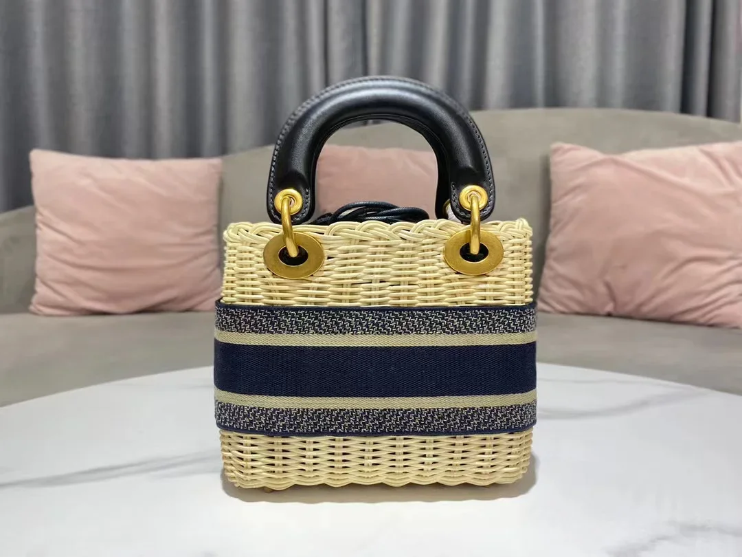 

2024 Brand Designer Women's Leather Bag Shoulder Bag Crossbody Bag Women's Fashion Bamboo Weaving Stereoscopic Bucket Bag