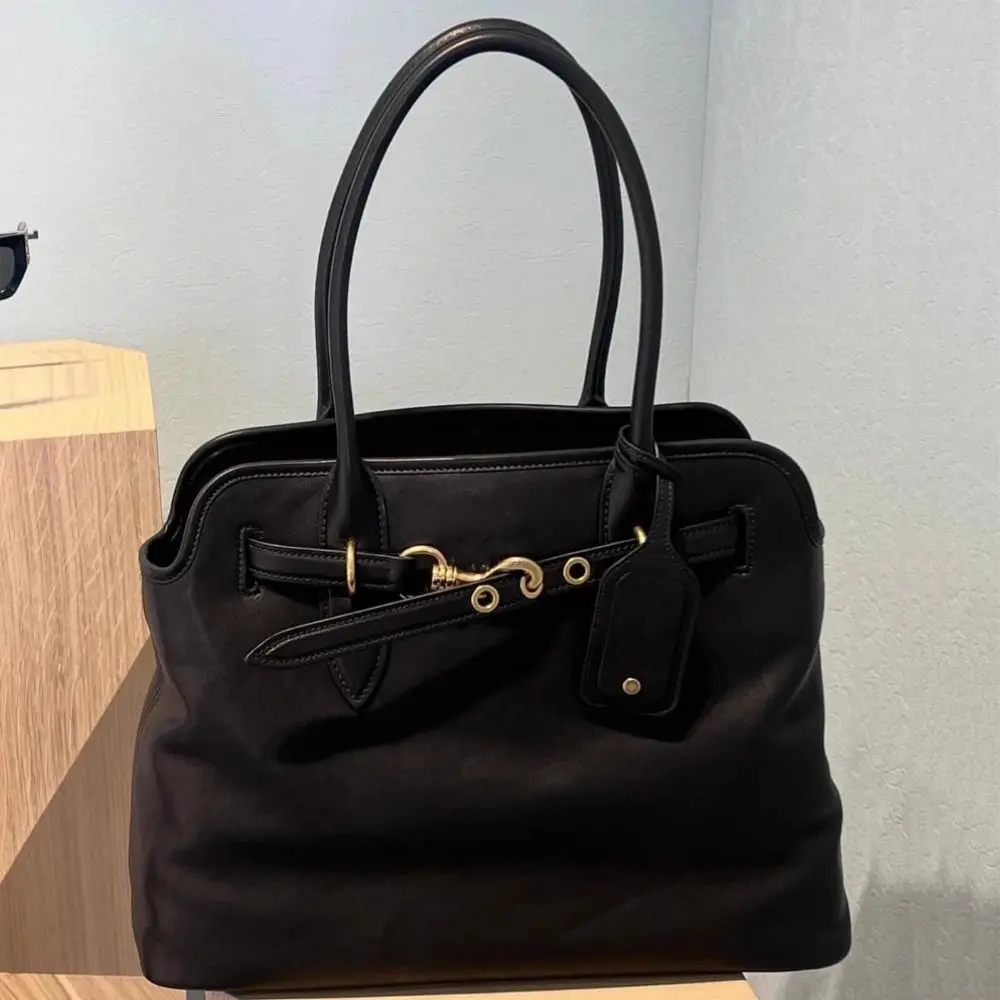 أزياء المرأة تحت الإبط حقائب الكتف حقائب اليد الجد...