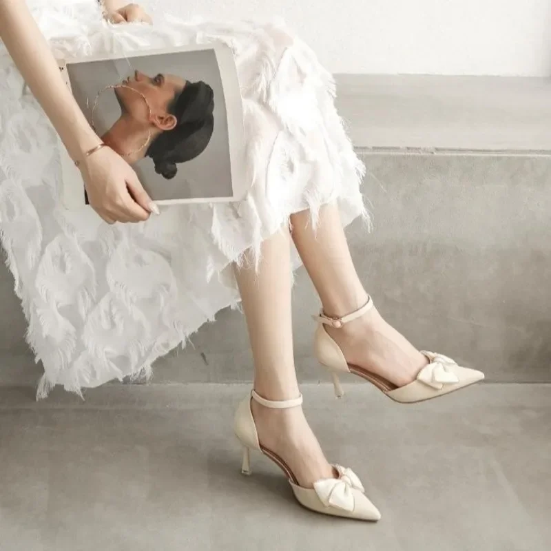 2025 New Medium Heel Heels Womens Shoes Trend Pointed Toe Butterfly Stilettos Elegant Dress Weddings Bridal Party White Designer 4