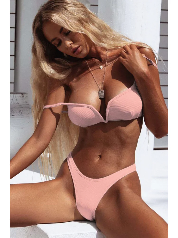 Рисунок 6 - Пикантный раздельный купальник с V-образным вырезом