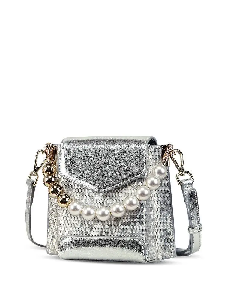 thumbnail image 1 of Bolso de mano para mujer con cadena de perlas y lentejuelas plateadas, nuevo diseño de marca de lujo, textura de cuero, malla, bolso de hombro para banquete de moda personalizado, 1 of 5