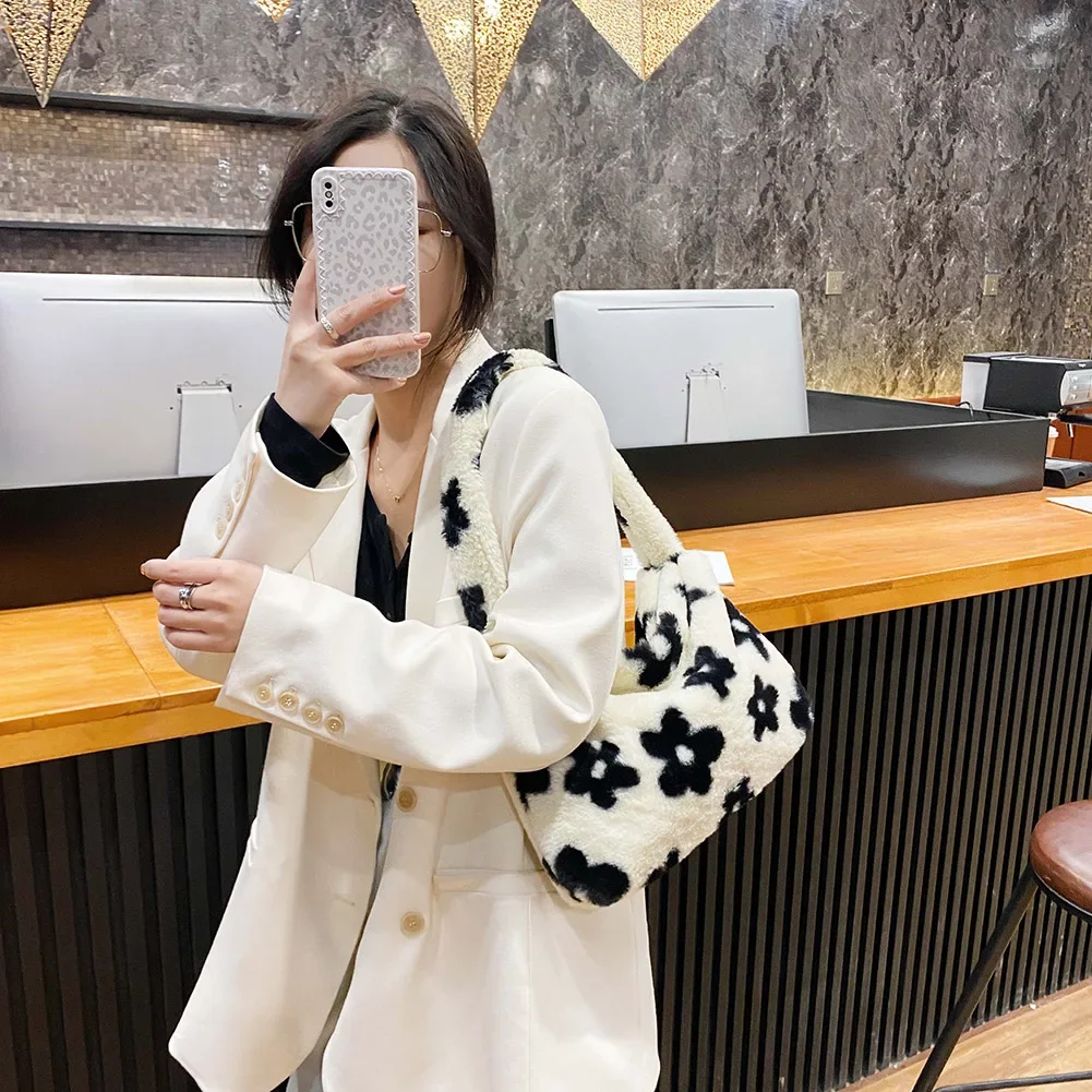 Plush Shoulder Totes Cute Fashion Women Shopping Shoulder Bags Large Capacity Fluffy Bags for Autumn Winter for Shopping Travel
