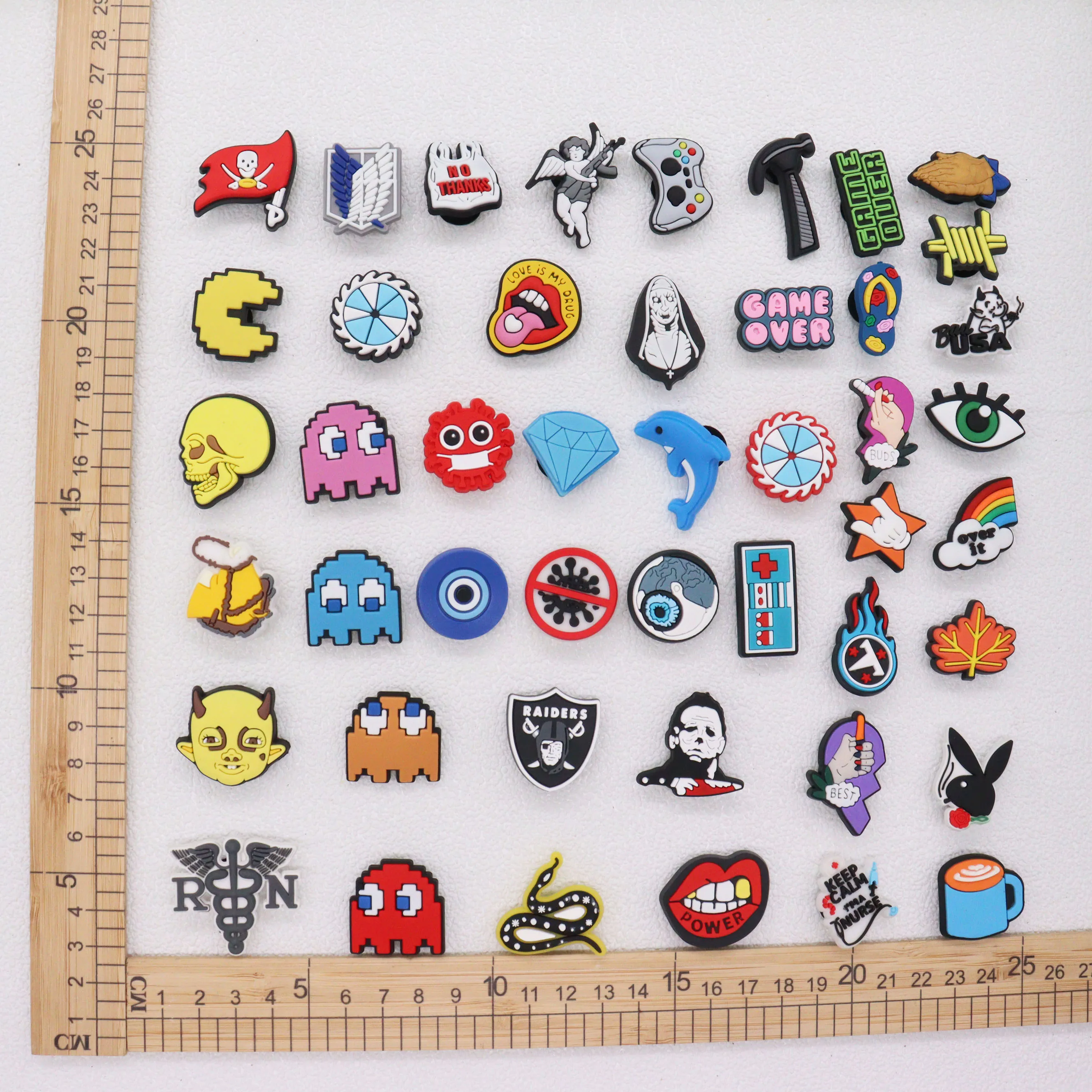 

Mix 50PCS PVC Buckle Clog Dolphin Rabbit Rainbow Gamepad Nuns Skeletons Diamonds Croc Jibz Fit Wristbands Garden Shoes Button