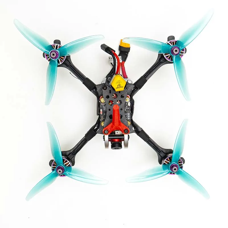 Hélice de course GEMFAN 51466 MCK V2 5 pouces 3 pales posée sur fond blanc, vue de profil