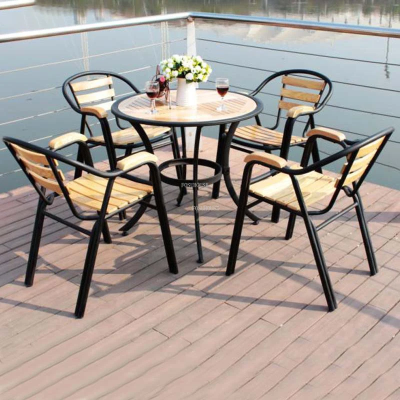 F 4 chairs 1 table