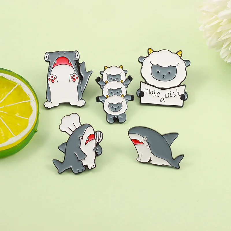 Chef Little Shark Smalto Personalizzato Pin Cartoon Wishing Sheep Cute Three Sheep Creative Funny Metal Badge Gift For Friends