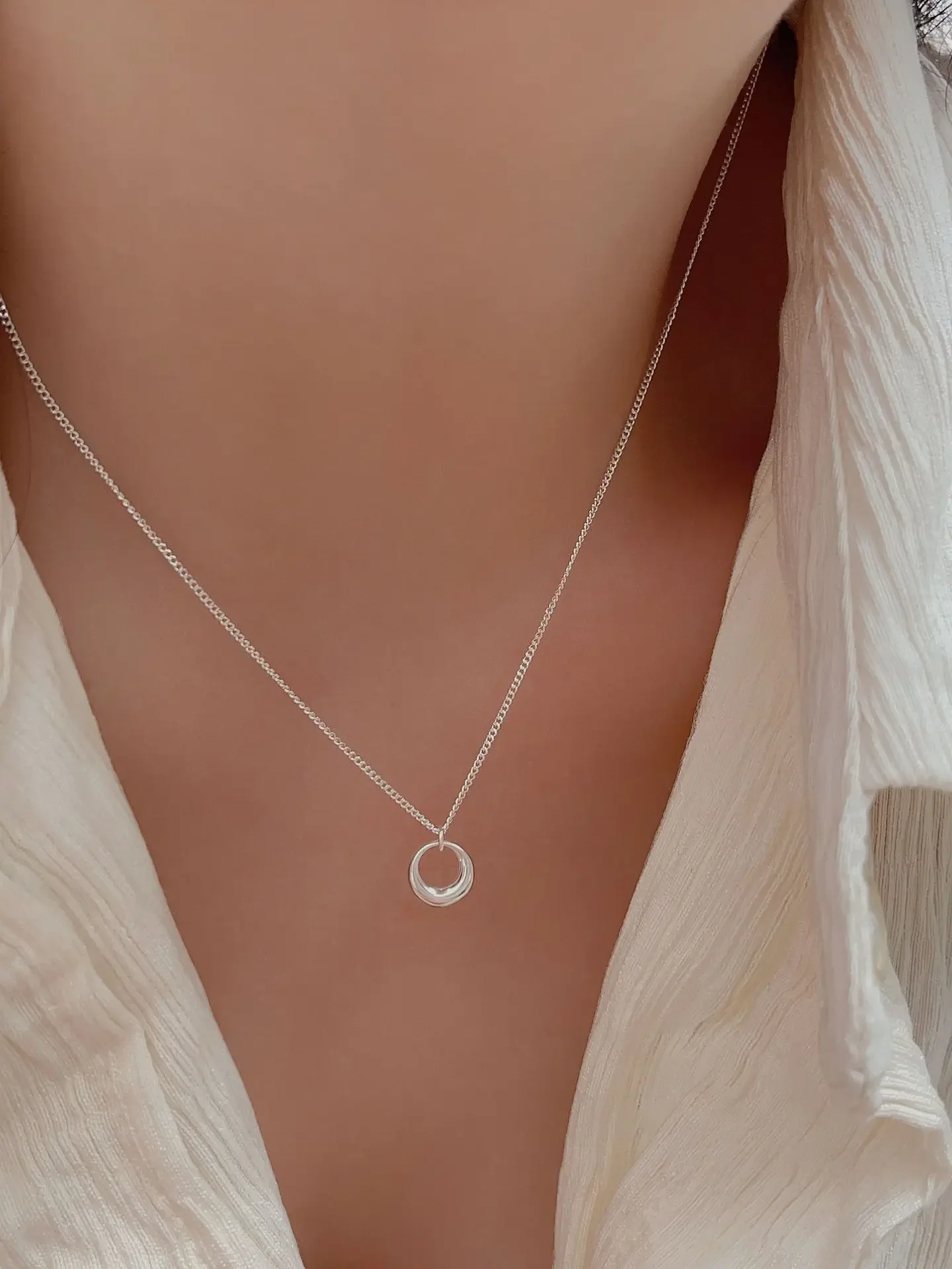 The new European and American s925 silver geometric circle shaped women's necklace is simple, fashionable, and versatile