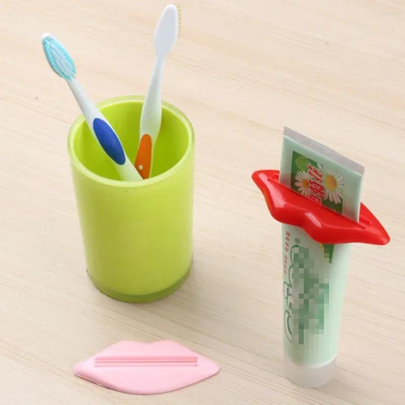 1Pcs Top Sale Sexy Hot Lip Kiss Bathroom Tube Dispenser Toothpaste Cream Squeezer Home Tube Rolling Holder Squeezer Random Color
