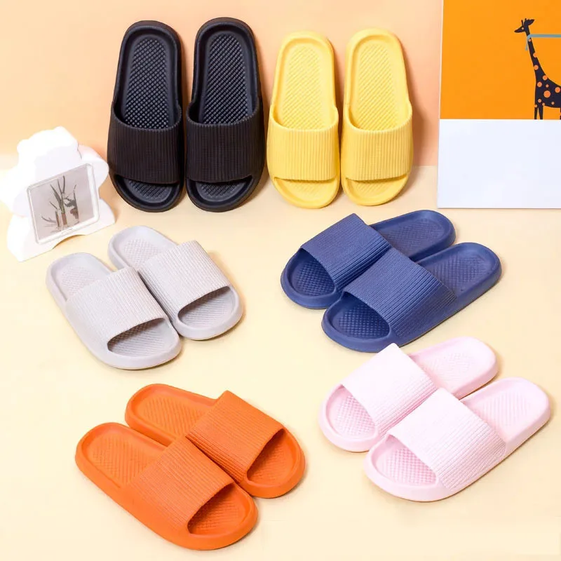 Zapatillas de casa concisas para hombre y mujer, chanclas ligeras de EVA para interior y baño, sandalias de playa a la moda, color sólido, novedad de verano