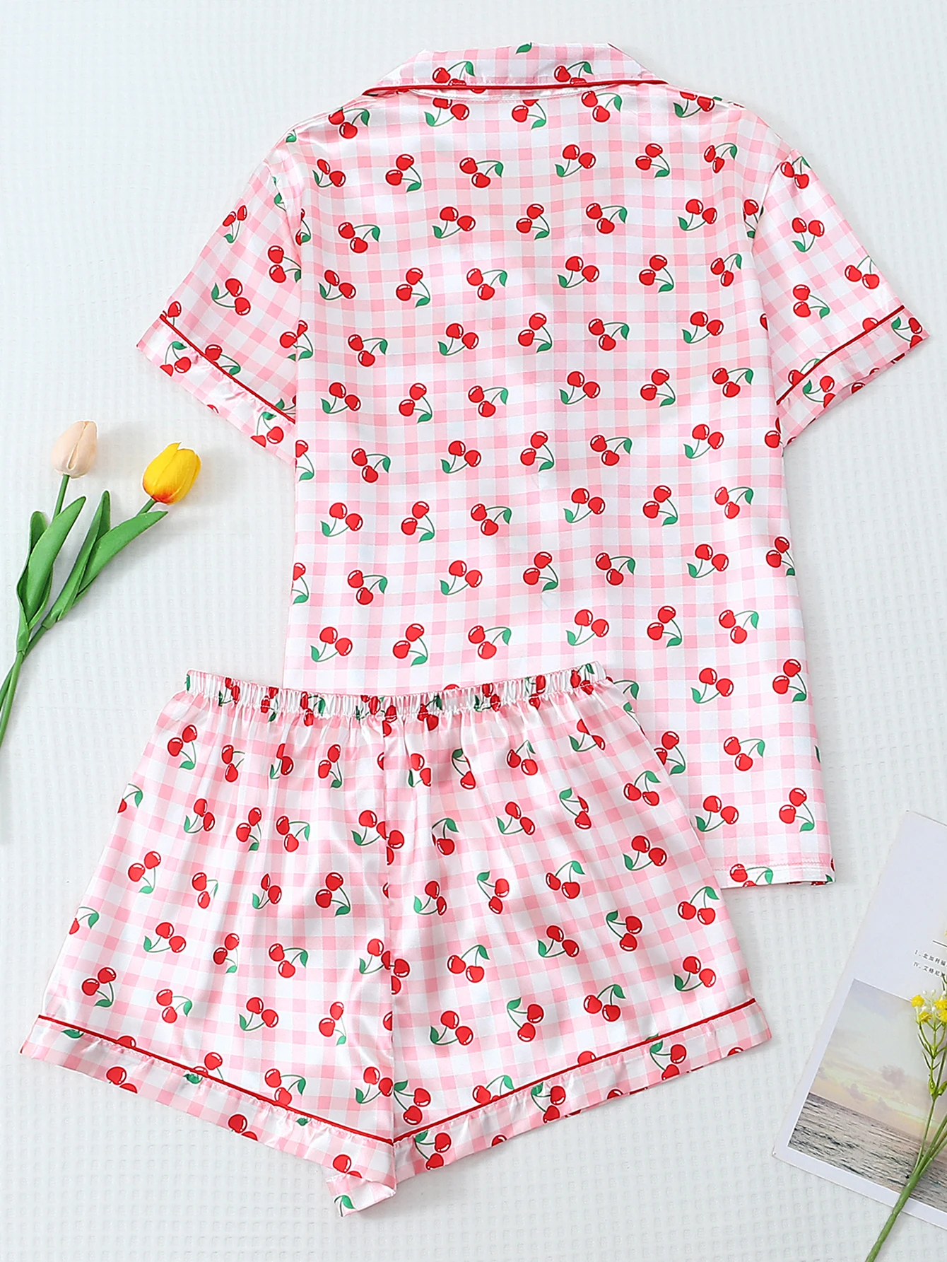 Conjunto de pijama de cetim de 2 peças com estampa de cereja xadrez rosa e branco, shorts de manga curta, pijama feminino, conjunto de loungewear adequado para uso doméstico 2