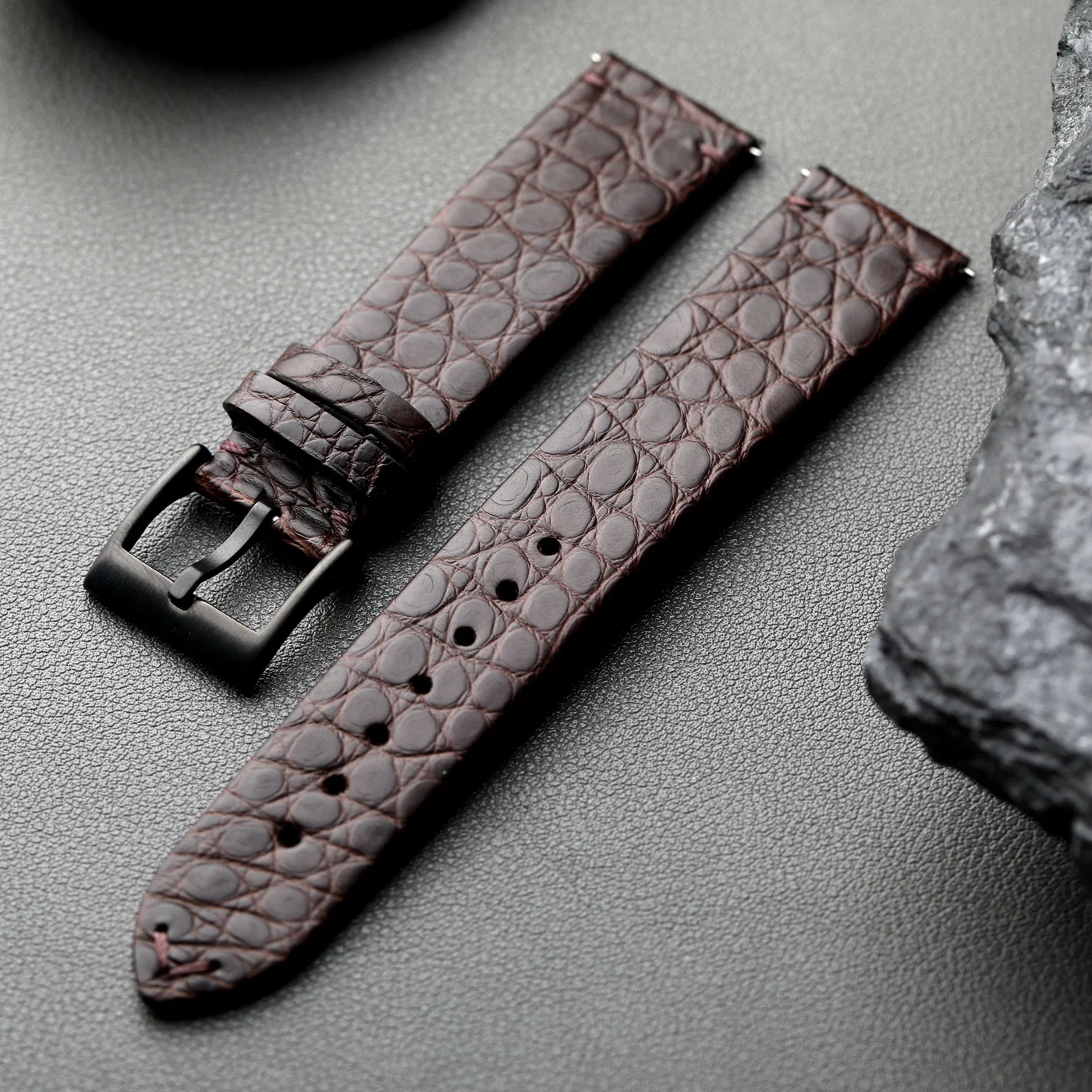 Hochwertiges Krokodillederarmband, 18 19 20 21 22 mm. Schwarzbraunes, weiches, schnell lösendes, luxuriöses Herren- und Damenarmband aus Leder – Detail 4
