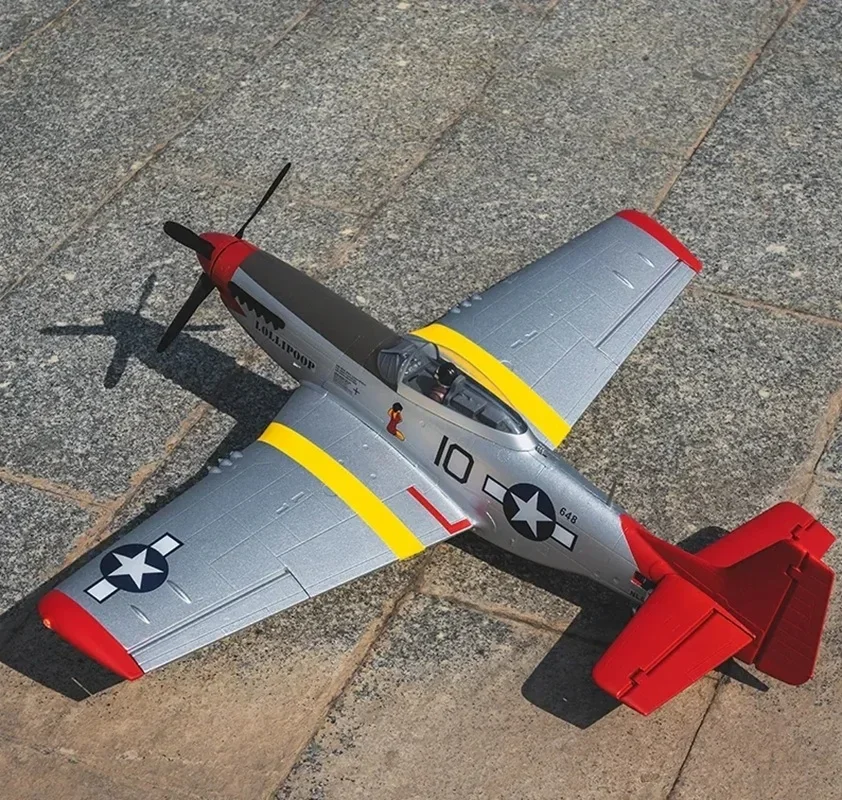 Arrière de l'avion RC Arrows P-51D Mustang 850mm PNP/RTF avec son empennage distinctif.