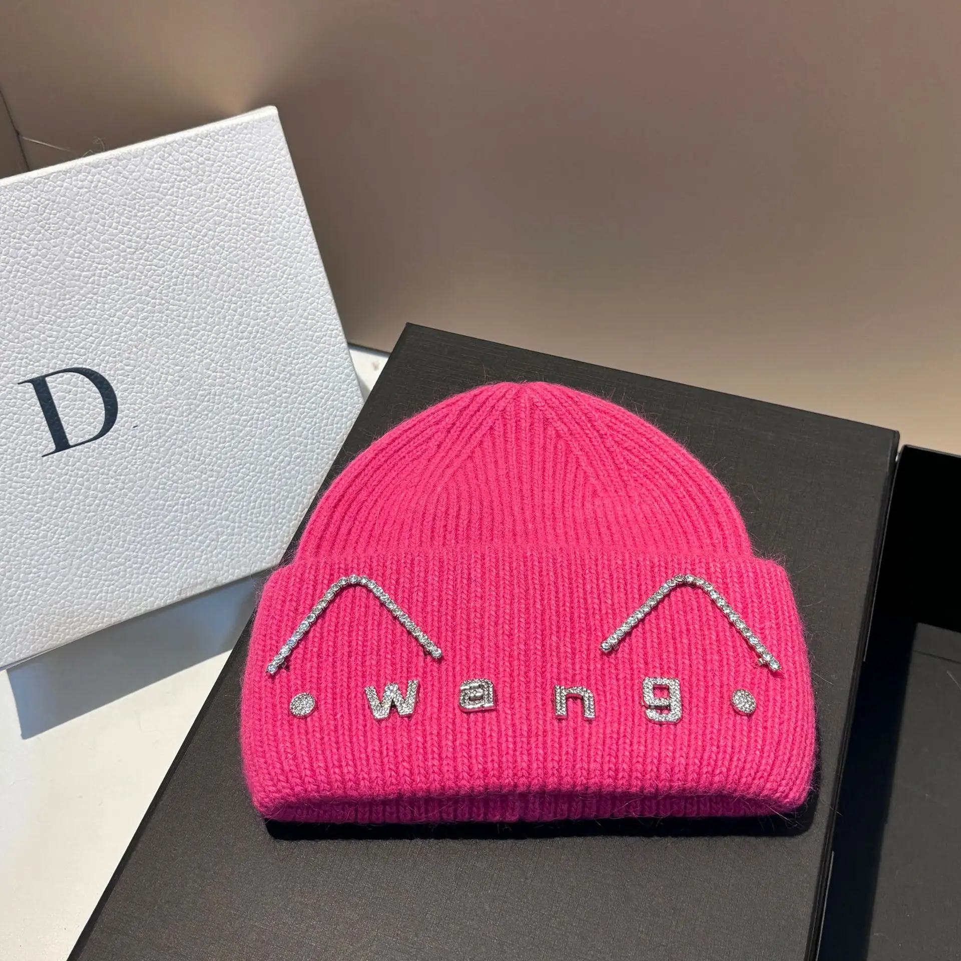 Inverno nuove lettere Wang orecchie di gatto carino pelliccia di coniglio cappello lavorato a maglia berretto caldo addensato all'aperto femminile
_voghion.com