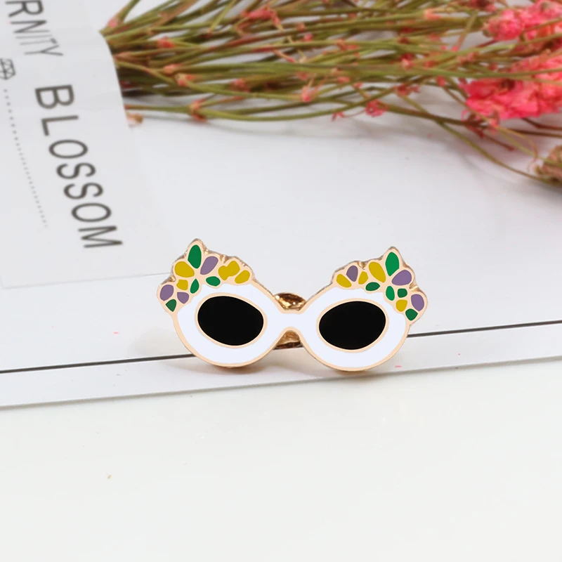 Fashion Beach Sunglasses Enamel Pins Retro Black Glasses Brooches for Women Men Jackets Shirt Collar Lapel Badge Cartoon Jewelry