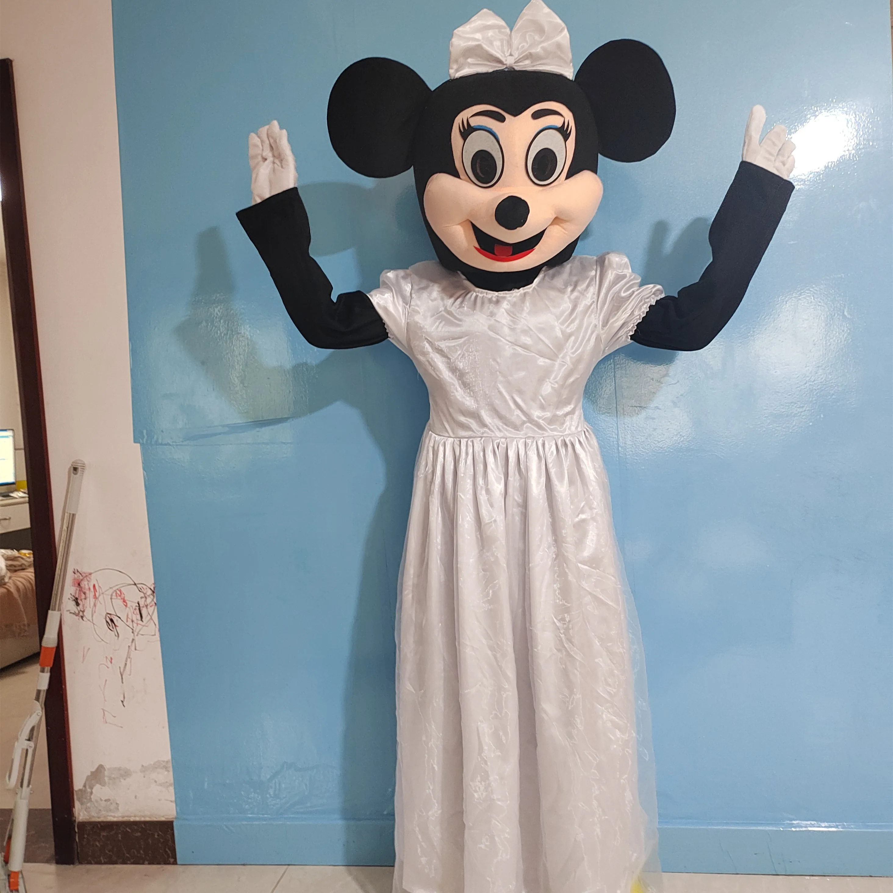 https://ae01.alicdn.com/kf/S5d30eee248704a8ea586f8131baa8945C/1-suit-Adult-Disney-wedding-Minnie-cartoon-mascot-costume-Christmas-fancy-dress-Halloween-Rave-party.jpg