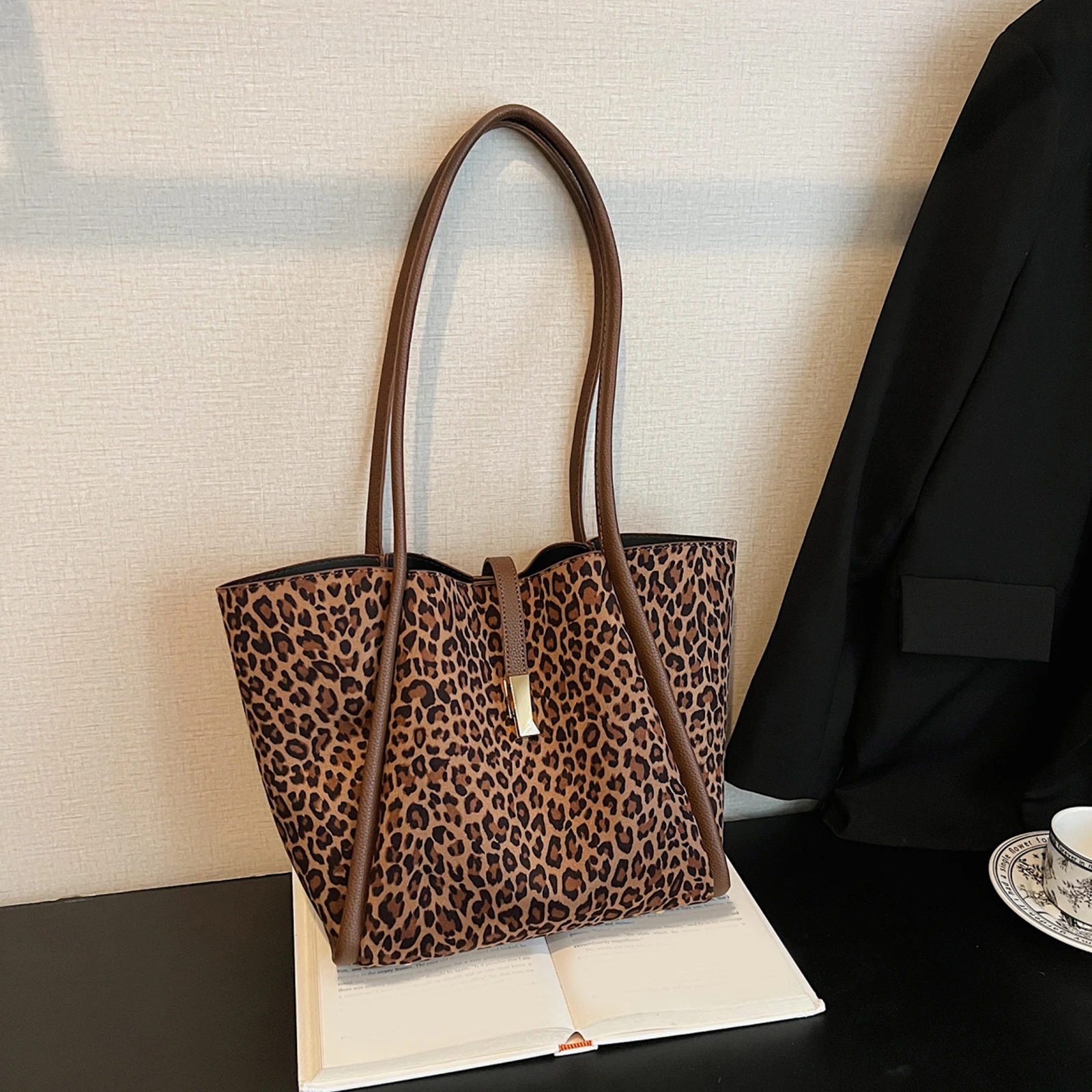 PU Underarm Bags Large Magnetic Closure Underarm Packs Leopard Print Outdoor Travel Bag for Women Work Office Travel Shopping