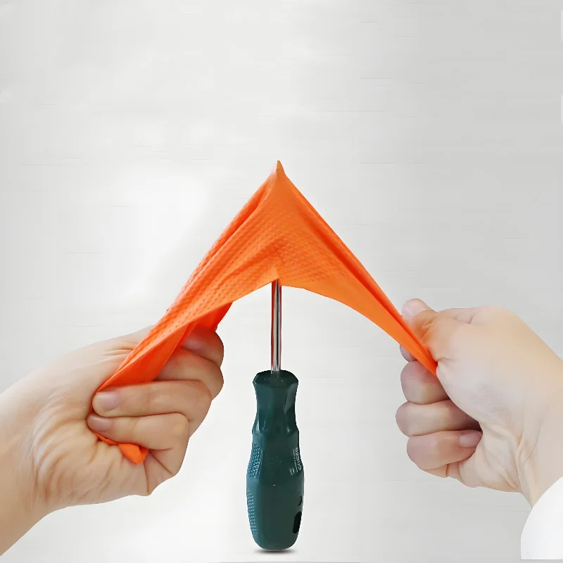 Gants nitrile jetables jaunes taille L, une paire tendue montrant la flexibilité du matériau.