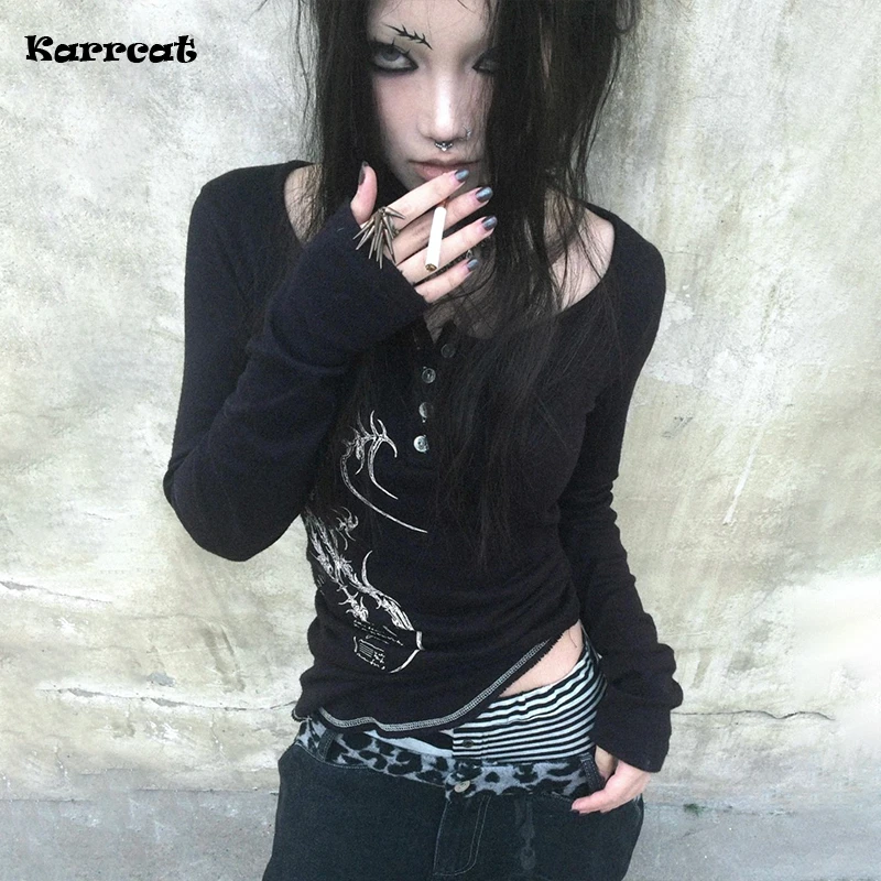Karrcat Grunge Ästhetik Button Tops Trashy Y2k Tattoo Print T-Shirt Vintage Gothic Schwarz Unregelmäßiges T-Shirt American Retro