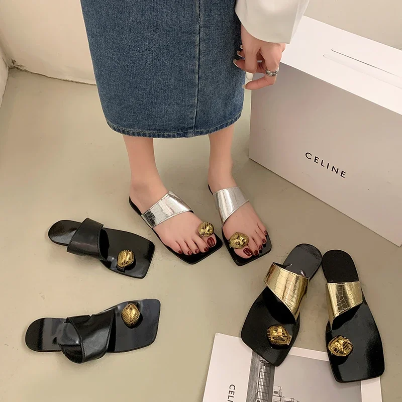 European and American flat bottom slippers for women's summer outing slippers new retro metal buckle niche holiday toe sandals