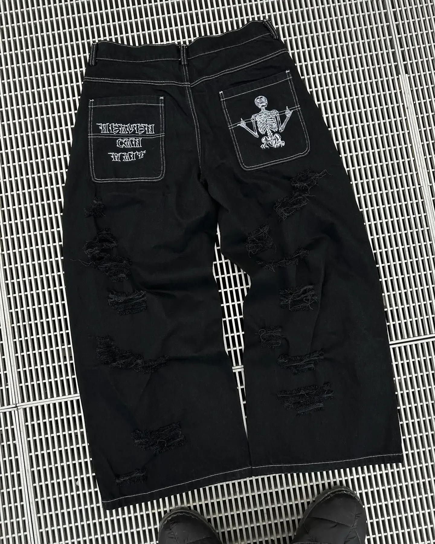 thumbnail image 1 of Pantalones vaqueros rasgados de cintura alta estilo retro hip hop para mujer, pantalones vaqueros holgados negros con bordado de calavera y pierna ancha, ropa de calle Harajuku para hombre, 1 of 4