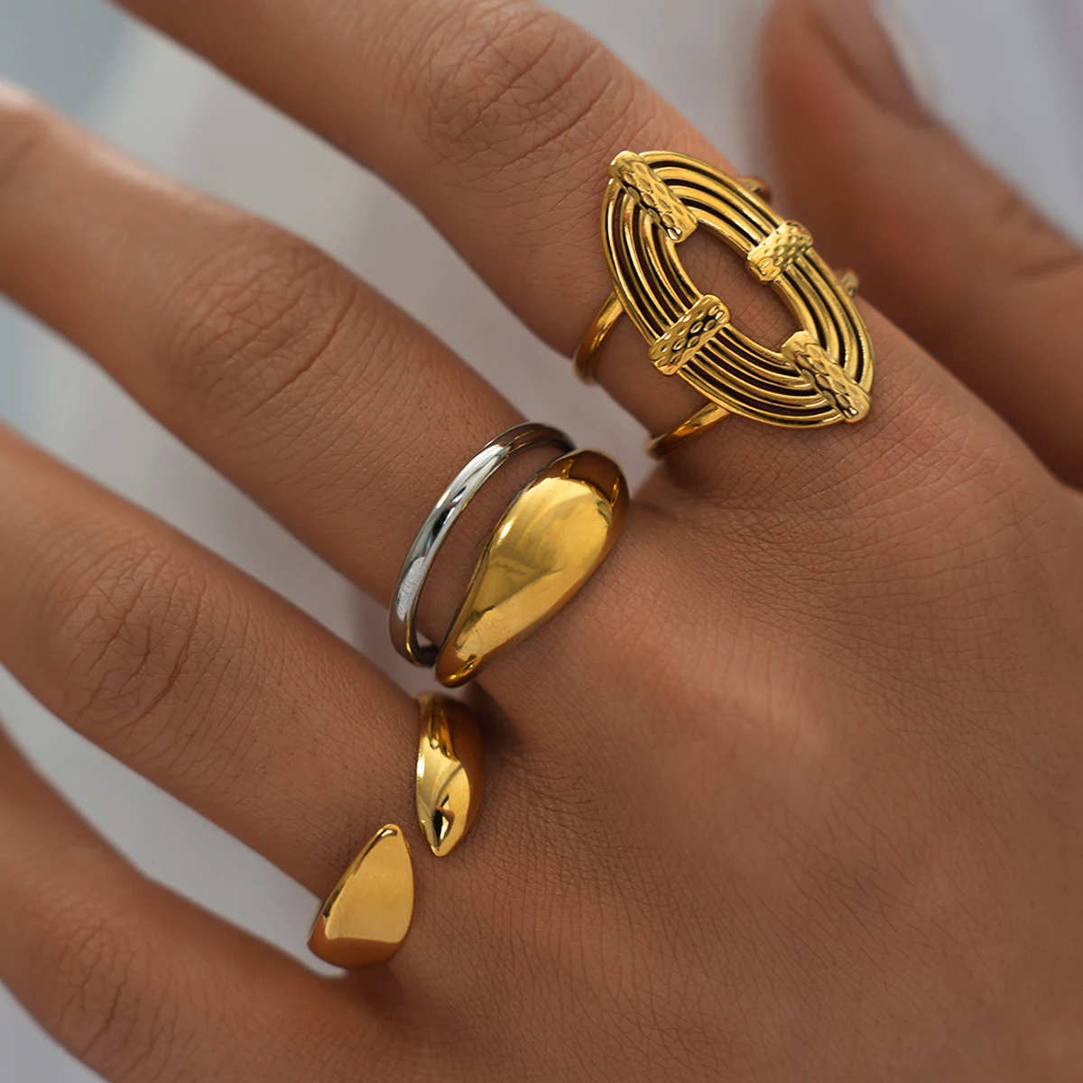 Geometrischer, hohler, geschichteter, breiter Ring aus Edelstahl, Metallstruktur, wasserdicht, täglich, schlicht, stilvoll, goldene Farbe, Schmuck für Frauen