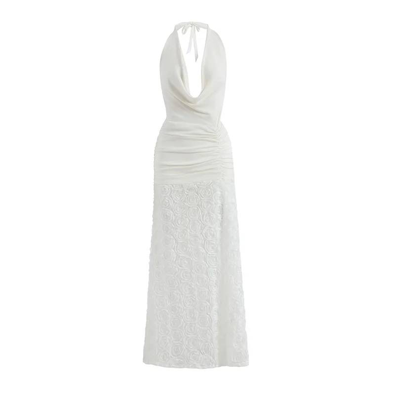 Vestido largo blanco sexy con cuello halter, espalda descubierta, plisado, con flores 3D y escote halter, ideal para fiestas de verano 2025 en la playa.