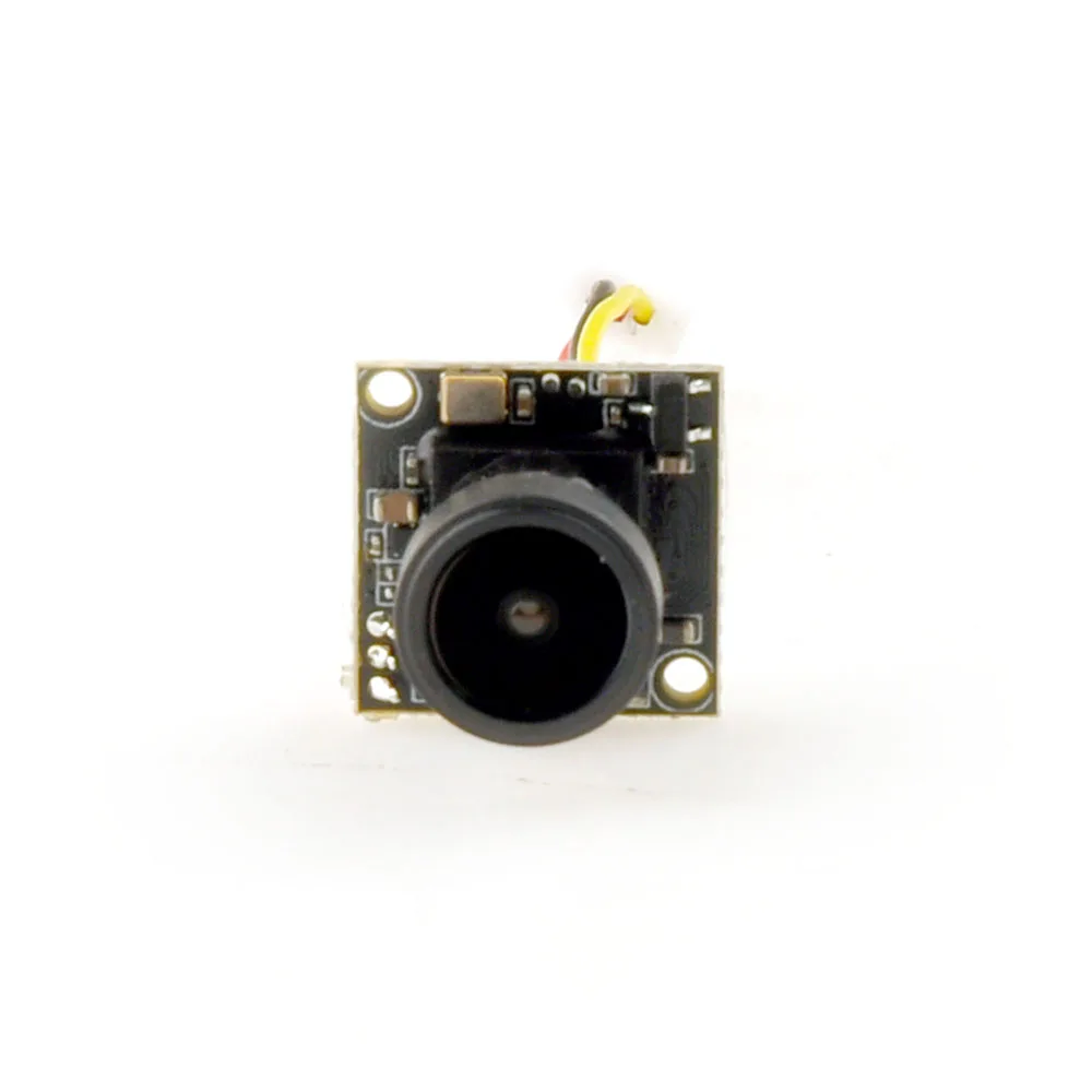 Pilote tenant la télécommande du Drone FPV Micro Nano7 0.8mm 4IN1 Full Set – Kit Complet pour Pilotes en extérieur