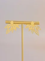 A sophisticated and versatile choice, perfect as a stunning birthday gift. 2