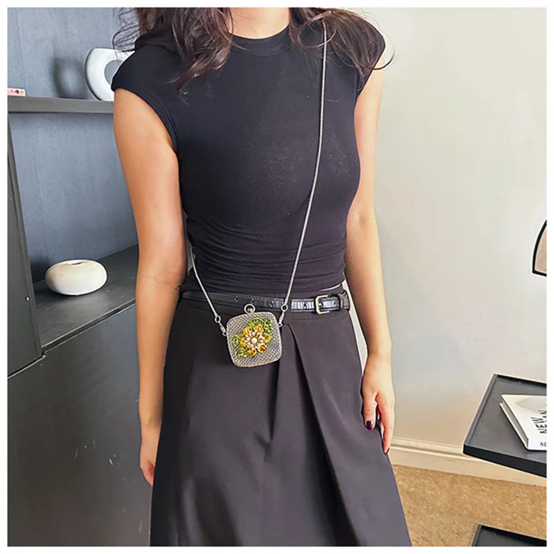 Fashion Rhinestone Metal Flower Hollow Out Elegant Cell Phone Mini Crossbody Bag Men Cute Elegant Chain One Shoulde Bag