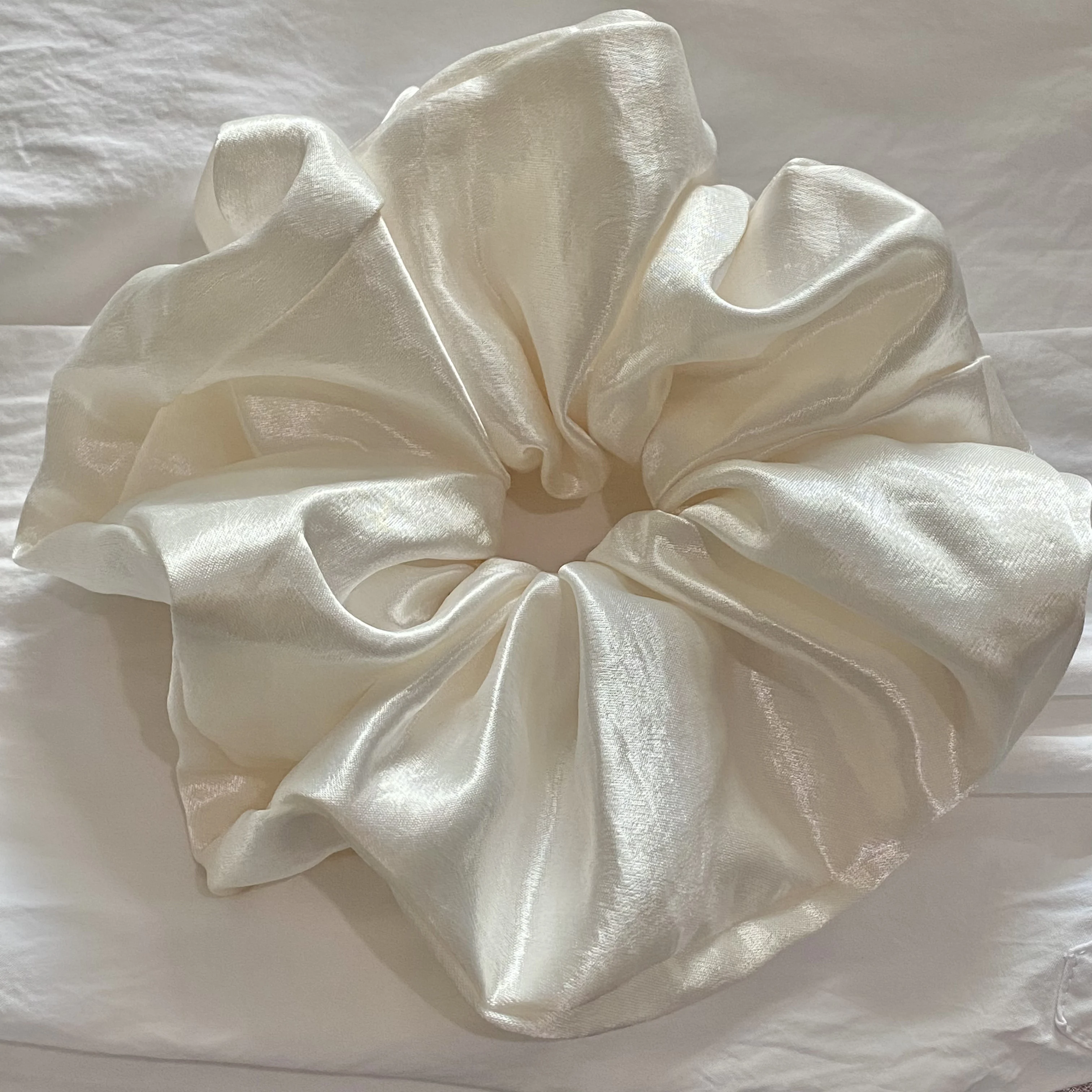 1-teiliges Haargummis-Set aus Satin, hellblaue und cremige weiße Haargummis, eleganter und glänzender Haarschmuck für Frauen – Detail 7