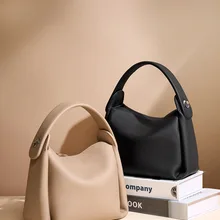 하이 엔드 질감 원 숄더 크로스 바디 백 여성 트렌드 가방 2023 여성 새로운 상위 레이어 소 가죽 핸드백 숙녀 손 다목적 무료 배송 프로모션 파티 프로모션 럭셔리 핸드백 봄 여름 경향 2023
