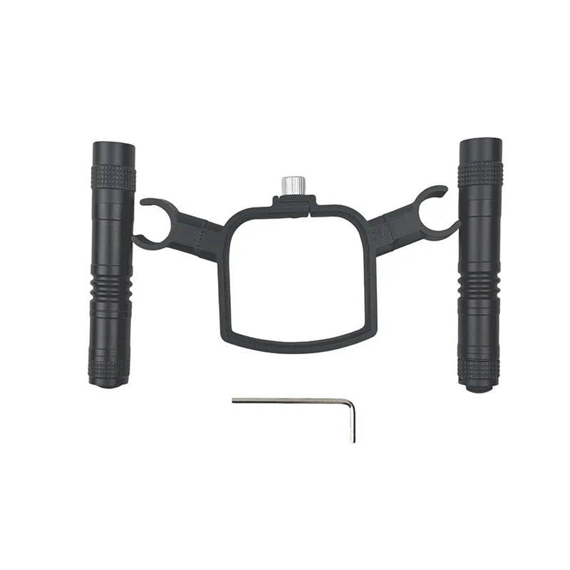 Lampe de recherche pour drone DJI Lite 1/X1 allumée en pleine nuit, projetant un faisceau lumineux puissant.