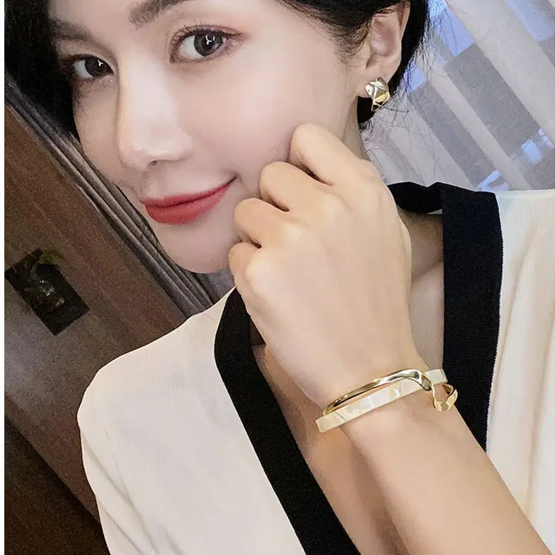 2024 New Korean Curved Metal Bracelet Exquisite Elegant Fashion Simple Bracelet Women's Jewelry 3