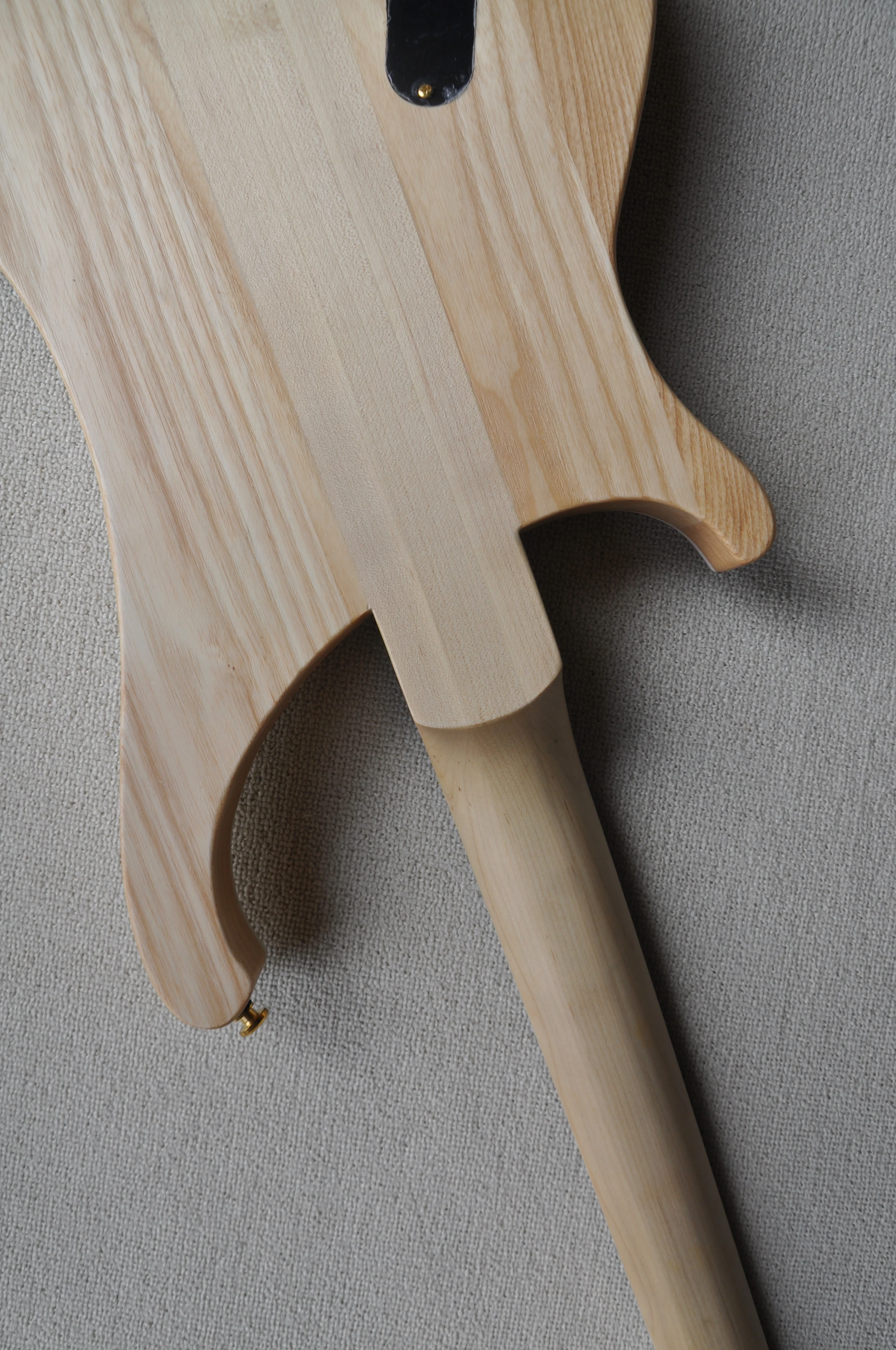 彫刻ボディ、ローズウッド指板を備えた4弦ネックスルーボディ