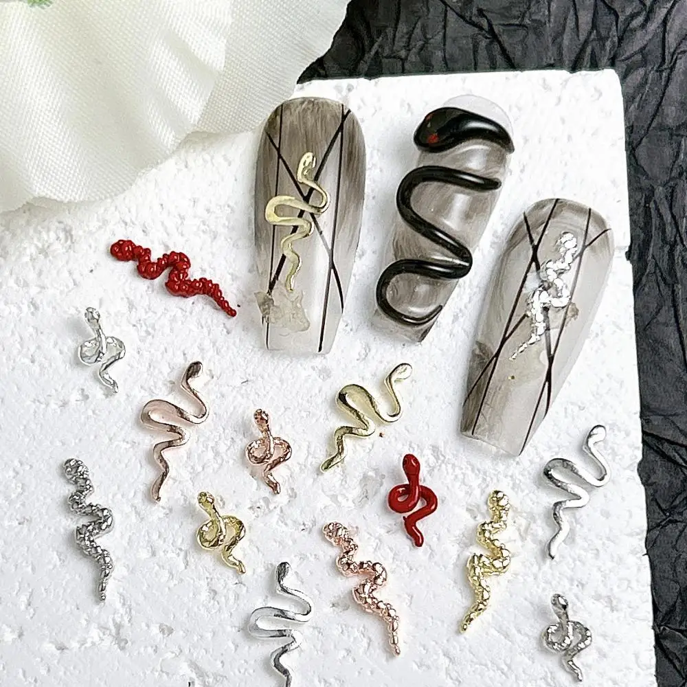 15Pcs 3D 크리 에이 티브 금속 합금 미니 뱀 네일 아트 장식 다채로운 작은 뱀 반짝 이는 네일 매력 DIY 매니큐어 용품
