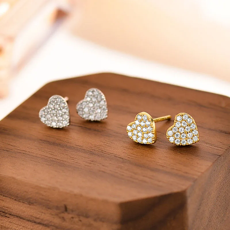 Piccoli orecchini a forma di cuore in argento sterling con