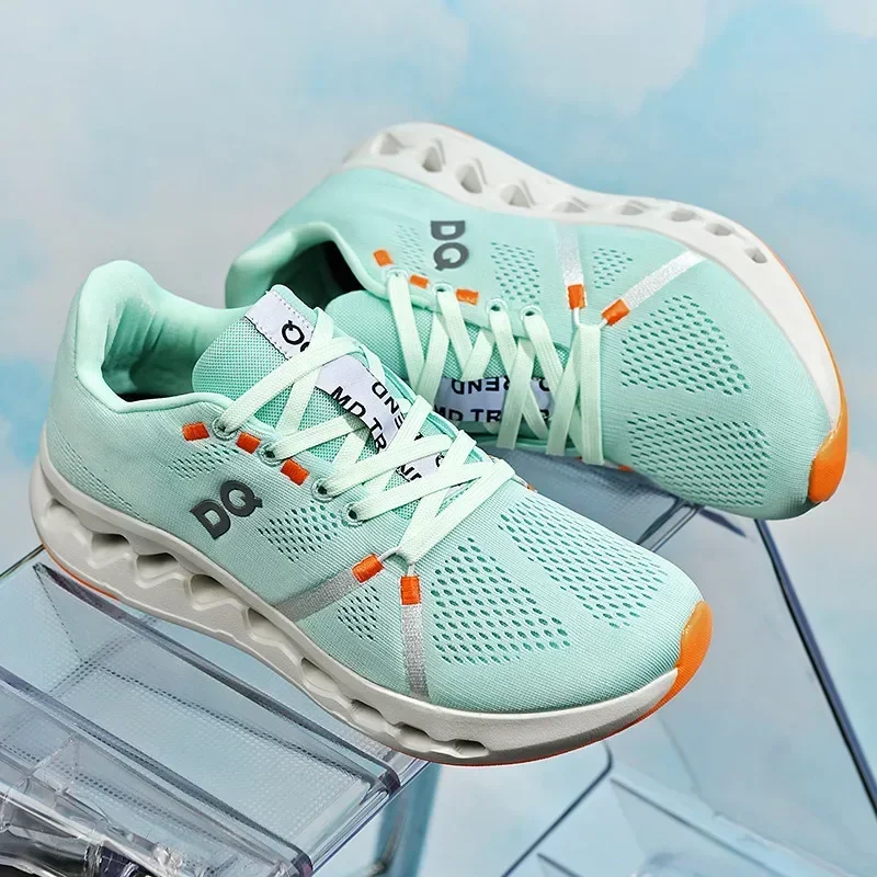 تتميز أحذية الجري الرجالية بتصميم شبكي مرن وغير قا...