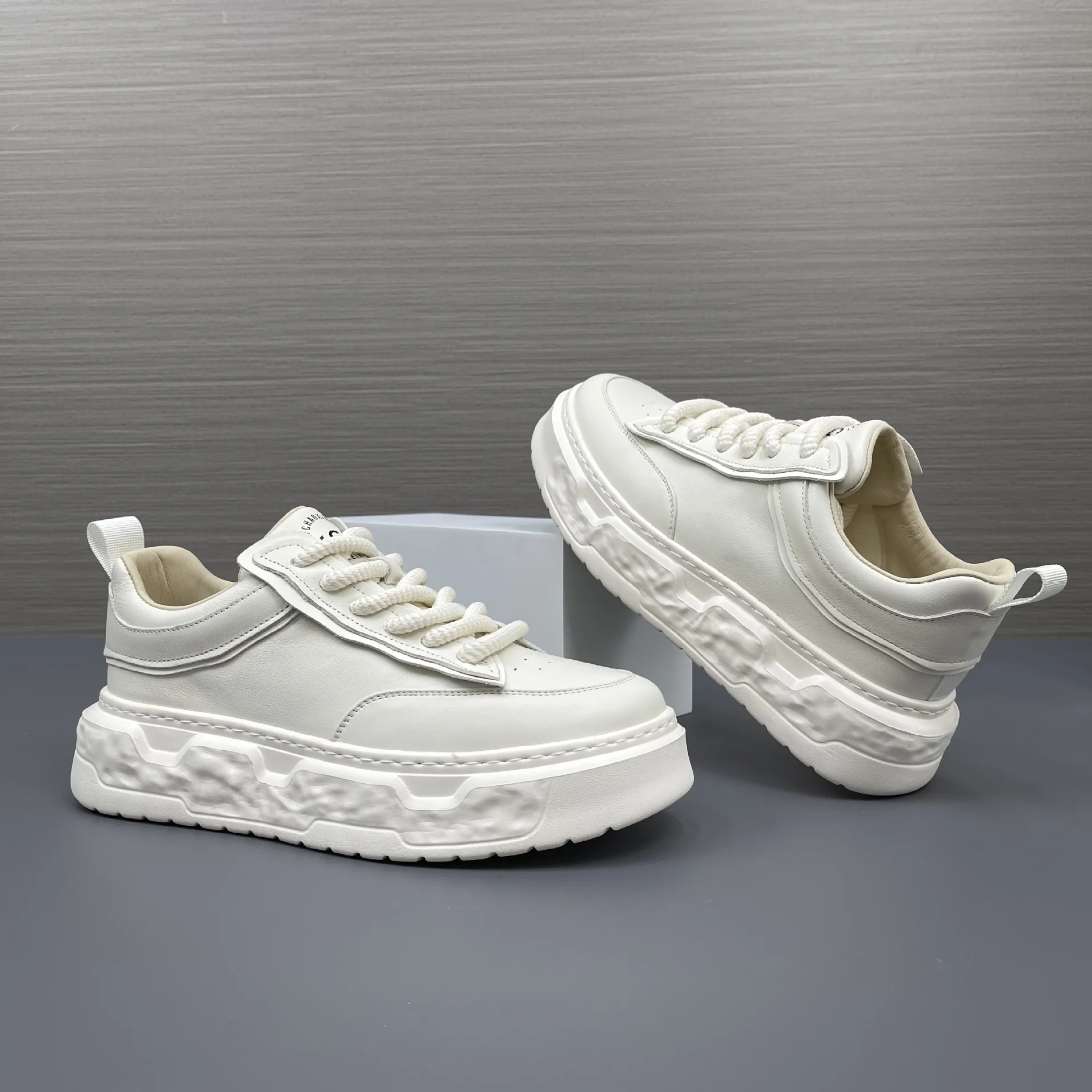 2023 New High end Light Luxury Men's Toe Layer Cowhide Casual Bread Shoes Thick Sole Board Shoes Men's Versatile Shoes
