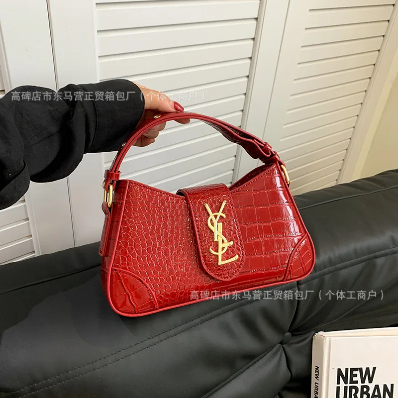 حقيبة كتف صغيرة منقوشة بملمس الحجر 2025