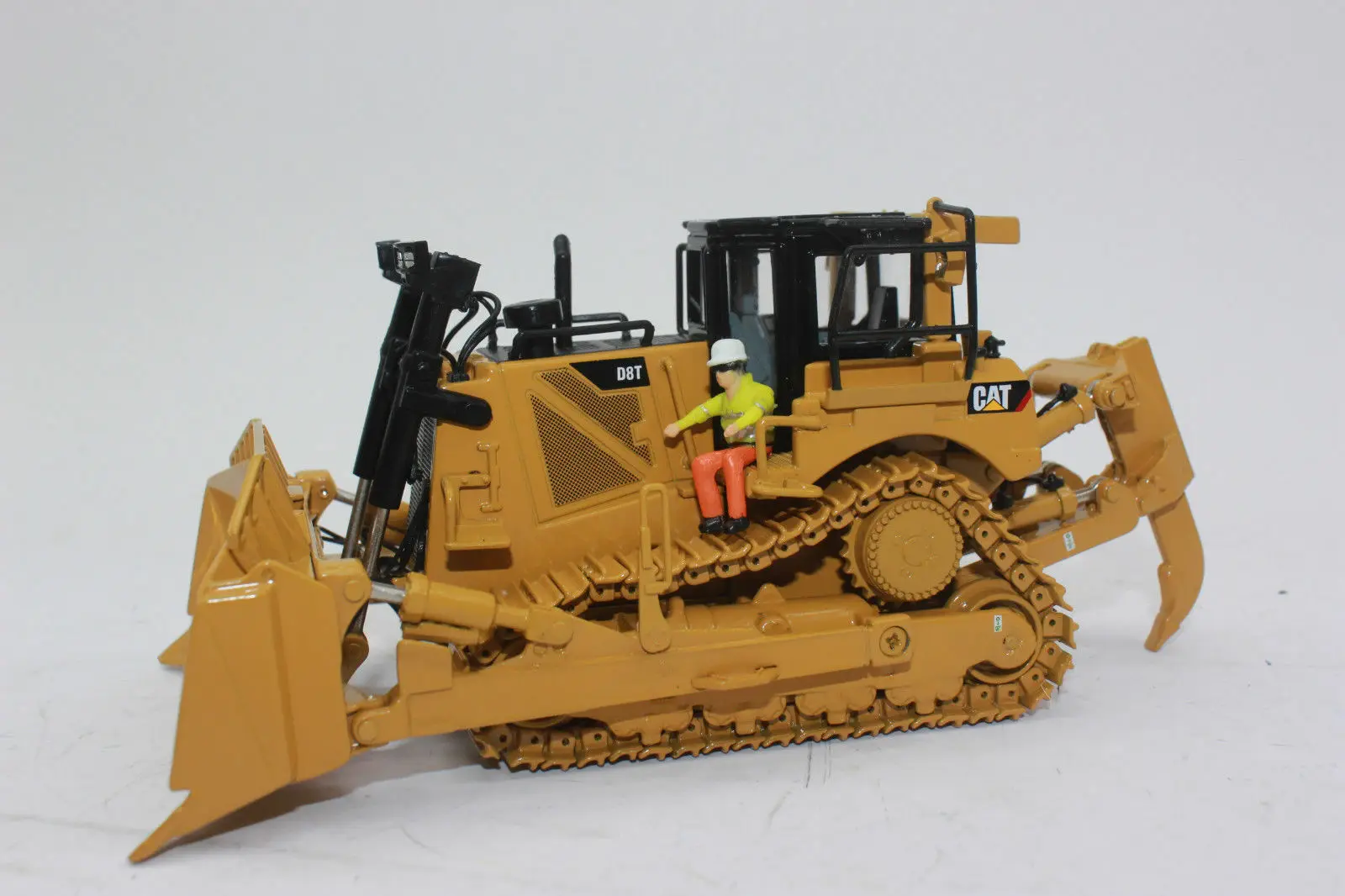CAT D8T TRACK TYPE TRACTOR DOZER 1/50 SCALE BY DIECAST MASTERS DM85566
