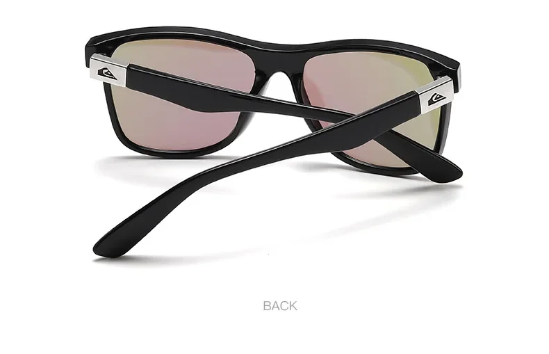 النظارات الشمسية مطوية ومعروضة