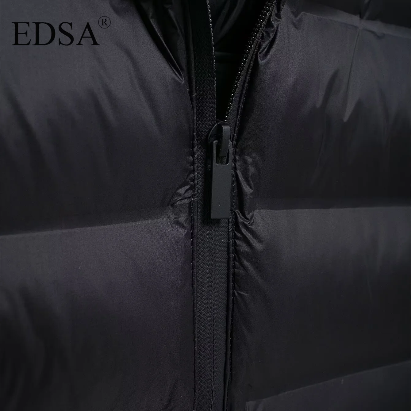 سترة نسائية مبطنة باللون الأسود من EDSA بغطاء للرأس قابل للتعديل مع سدادات ورقبة عالية وأكمام طويلة وجيوب جانبية ملابس خارجية شتوية دافئة