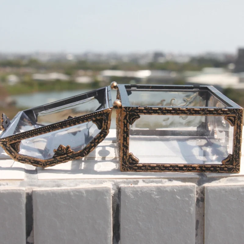 Esposizione di una scatola per gioielli trasparente piena di gemme