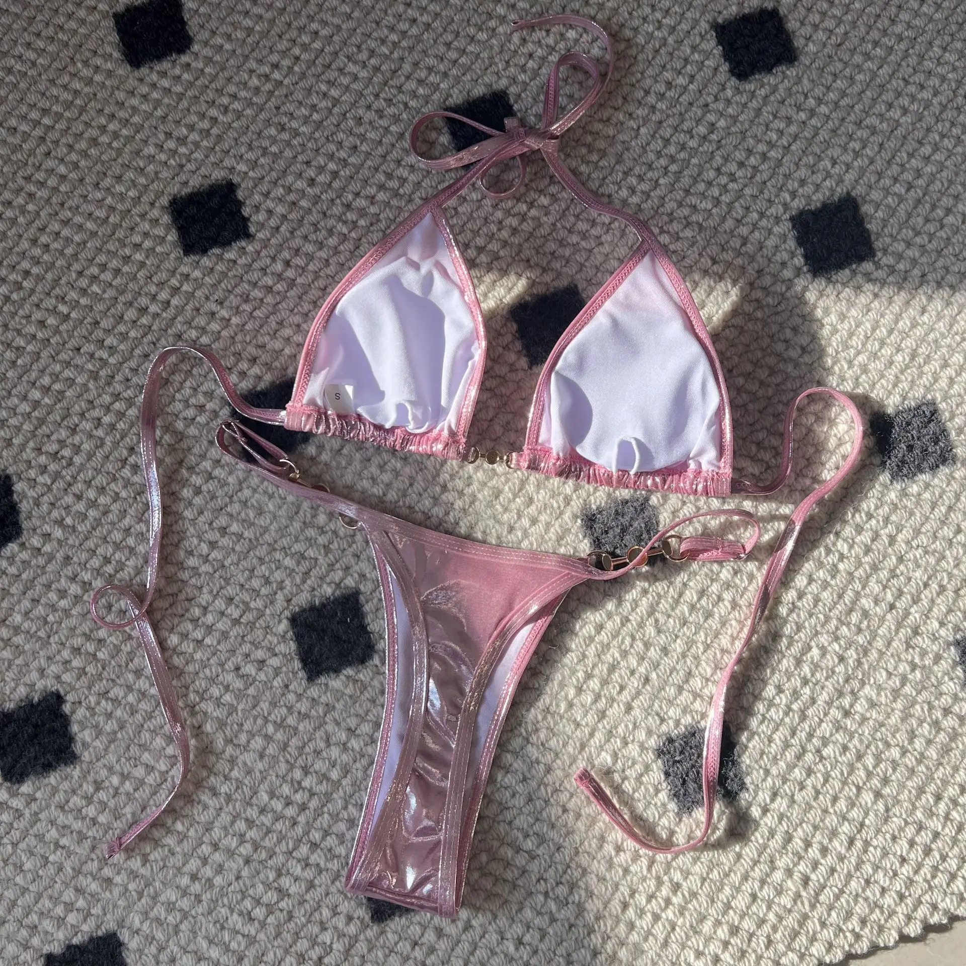 Micro bikini rosa lucido detail view