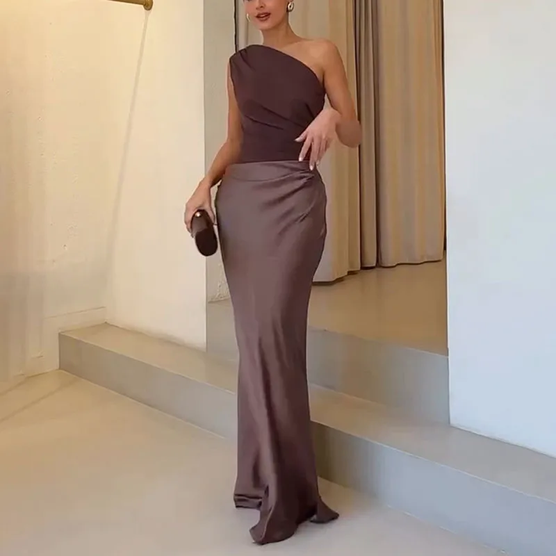 Elegantes tailliertes Kleid mit asymmetrischem Kragen