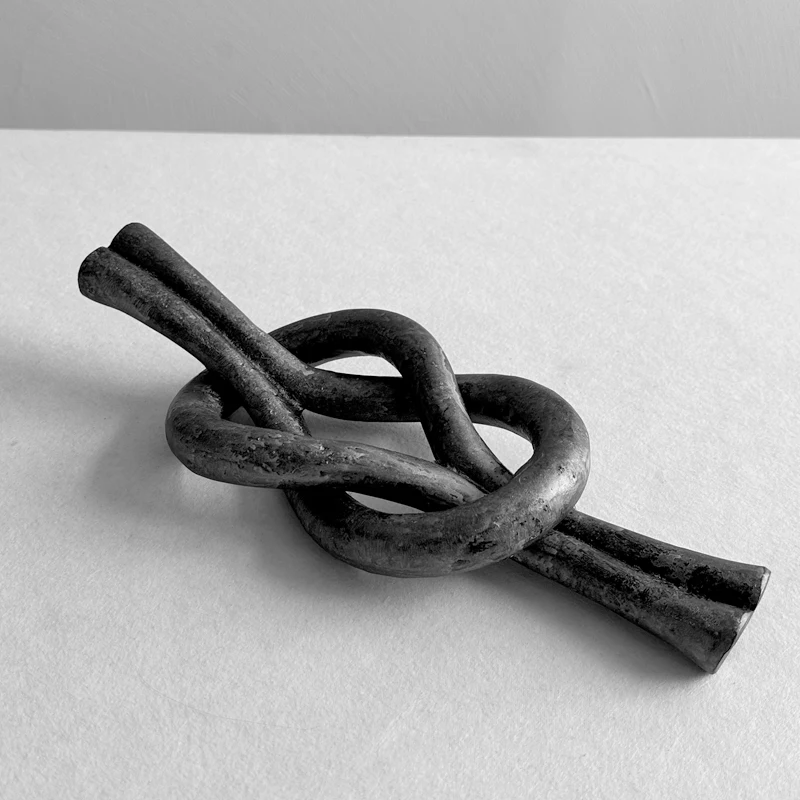 

Resin Ornaments Geometric Winding Knot Abstraction Decorative Figurines Twist Twist Hollow Out Handicraft Sculpture Decoration